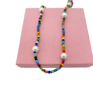 Perles multicolores et collier de perles