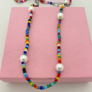 Perles multicolores et collier de perles