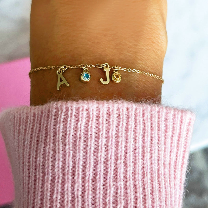 Mini bracelet initial avec pierres de naissance et initiales de votre choix