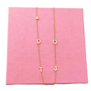 Le collier Meghan Mini Initial avec une lunette en diamant et votre choix d'initiales
