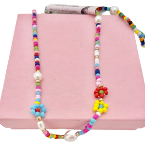 Collier de perles et de perles multicolores et de fleurs