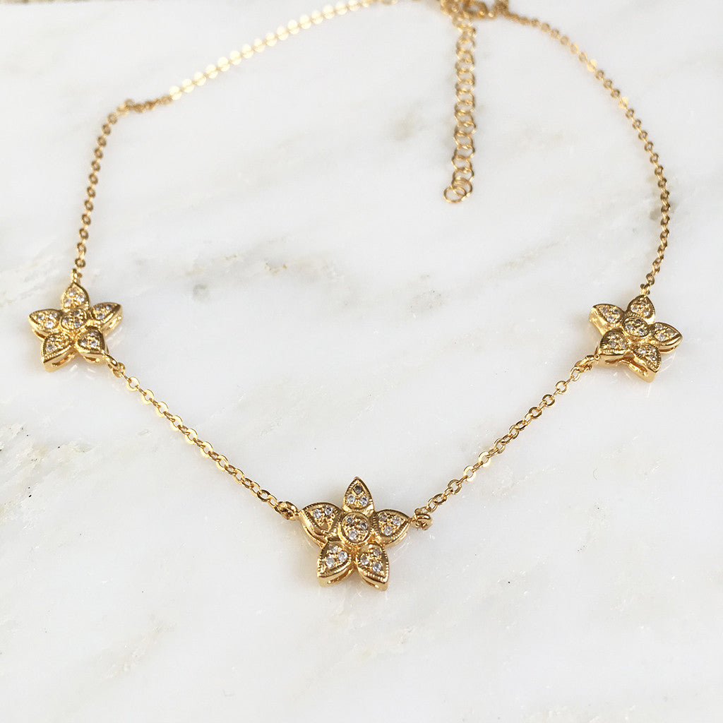 Vintage flower choker