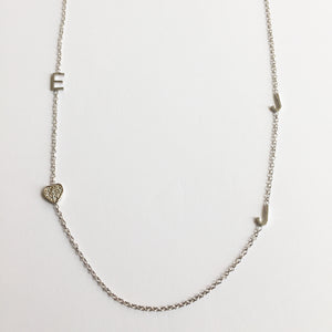 Le collier Meghan Mini Initial avec un cœur pavé de diamants et votre choix d'initiales