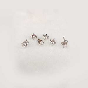 Diamond Sparklers - Tiny Diamond Studs, chaque boucle d'oreille est vendue séparément - Or massif