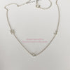 Le collier Meghan Mini Initial avec une lunette en diamant et votre choix d'initiales
